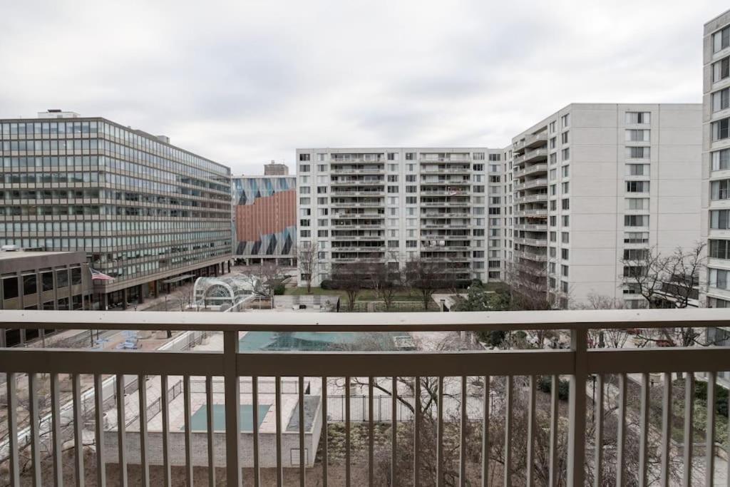 Elegant Apartment W Views At Crystal City อาร์ลิงตัน ภายนอก รูปภาพ